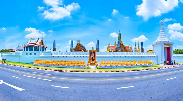 Bangkok Tajlandia Kwietnia 2019 Panorama Wschodniej Ściany Wielkiego Pałacu Bramami — Zdjęcie stockowe