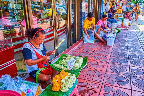 Bangkok Thailand Abril 2019 Idoso Vendedor Rua Fazendo Guirlandas Jasmim — Fotografia de Stock