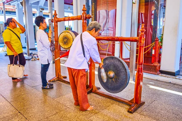 Bangkok Tailandia Abril 2019 Ritual Golpear Gong Tradicional Santuario Del — Foto de Stock