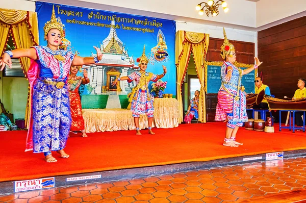 Bangkok Tailandia Abril 2019 Actuación Danza Tailandesa Santuario Del Pilar — Foto de Stock
