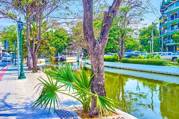 在泰国曼谷Phra Nakhon区的Rop Krung运河旁的一个树荫中行走 — 图库照片