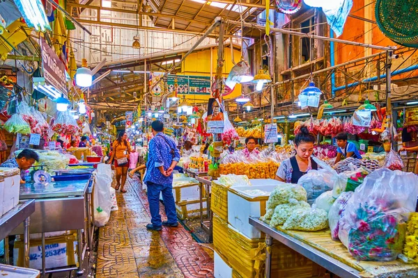 BANGKOK, THAILAND - 23 Nisan 2019: Pak Khlong Talat Çiçek Pazarı 'ndaki dar sokaklar ve din ihtiyaçları için büyük miktarda çiçek ve çiçek kompozisyonları, 23 Nisan' da Bangkok, Tayland 'da