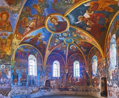 KYIV, UKRAINE - 23 Mayıs 2021: 23 Mayıs 'ta Ukrayna' nın başkenti Kyiv 'de bulunan Beresove Kilisesi' ndeki süslü freskli dua salonunun tavanı, kemerli pencereleri ve kalıpları ile panorama