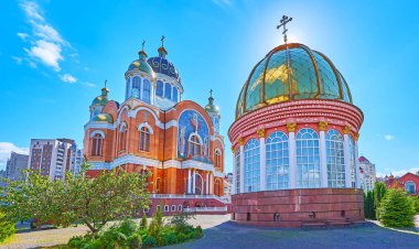 Yeşil bahçe, Obolon, Kyiv, Ukrayna ile çevrili Altın Kubbeli Kutsal Koruma Katedrali.