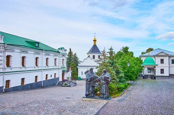 Monumento Cirillo Metodio Nel Cortile Del Monastero Delle Grotte Kiev — Foto Stock