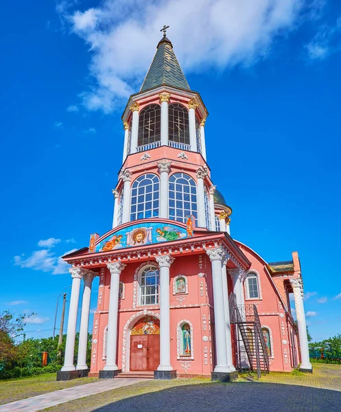モザイクアイコン 白い柱と背の高い鐘楼 オボロン キエフ ウクライナと聖護大聖堂複合体の新生児現代教会 — ストック写真