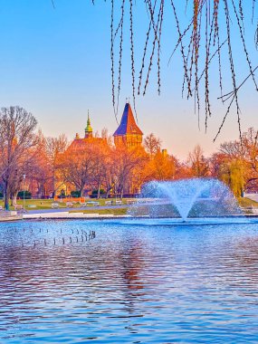 Akşam vakti şehir parkında sihirli Vajdahunyad Kalesi arka planda, Budapeşte, Macaristan