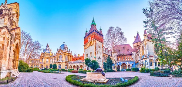 Panorama Hradu Vajdahunyad Vynikajícími Středověkými Budovami Budapešť Maďarsko — Stock fotografie