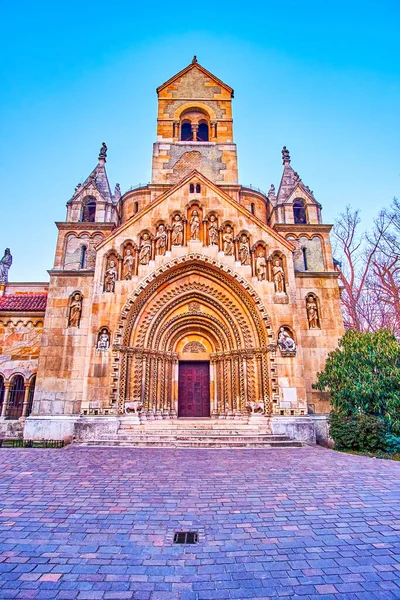 Jak Kaplica Wieczornych Światłach Położony Dziedzińcu Zamku Vajdahunyad Budapeszt Węgry — Zdjęcie stockowe