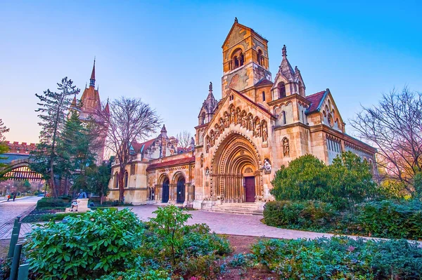匈牙利布达佩斯Vajdahunyad城堡庭院绿油油的石山教堂 — 图库照片