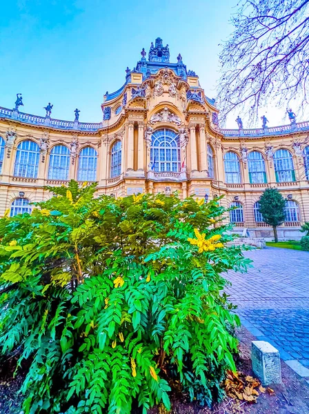 Gebäude Des Landwirtschaftsmuseums Von Budapest Durch Das Grün Des Stadtparks — Stockfoto