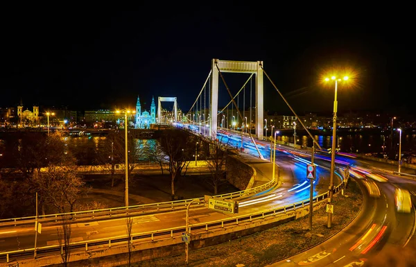 Vista Nocturna Del Tráfico Nocturno Puente Elisabeth Budapest Hungría —  Fotos de Stock