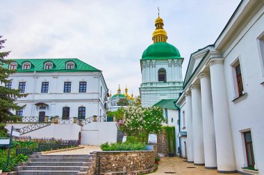 Tarihi kiliseler, manastır binaları, mağaralar, bahçeler ve Ukrayna ile Kyiv Pechersk Lavra Mağara Manastırı 'nı keşfedin.