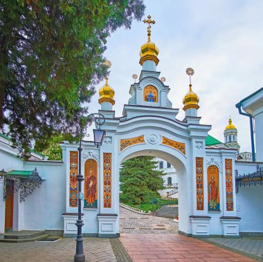 Kyiv Pechersk Lavra Mağara Manastırı 'nın (Ukrayna), Kyiv Pechersk Lavra Mağara Mağaraları' nın (Kutsal Dormition Mağaraları), yaldızlı soğan kubbeleriyle bezenmiş zengin freskli kapısı.