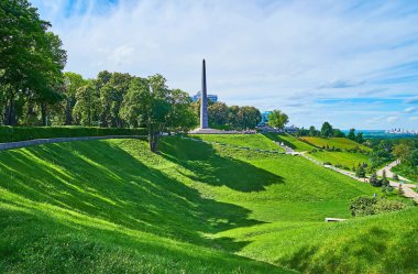 Bilinmeyen Asker 'in Mezarı anısına dikilmiş Sonsuz Zafer Parkı ve Ukrayna' nın Kyiv tepelerindeki yemyeşil bahar yeşilliği..