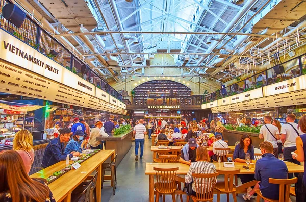 KYIV, UKRAINE - 23 Mayıs 2021: Kyiv Gıda Pazarı 'nın İçi - 23 Mayıs' ta Kyiv 'de bulunan Arsenal Santrali' nin binasında birçok kafe ve barın bulunduğu modern bölge