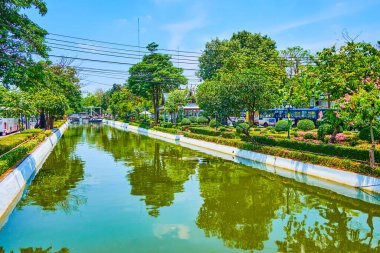 BANGKOK, THAILAND - 23 Nisan 2019: Rop Krung Khlong (kanal) ve yemyeşil bahçesi, 23 Nisan 'da Bangkok, Tayland