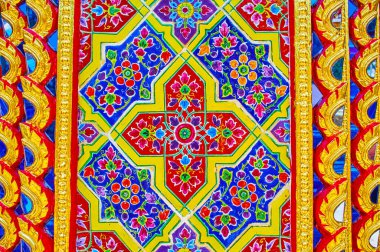 Çiçekli ve geometrik desenli renkli seramik fayanslar, Wat Ratchabophit Tapınağı, Bangkok, Tayland