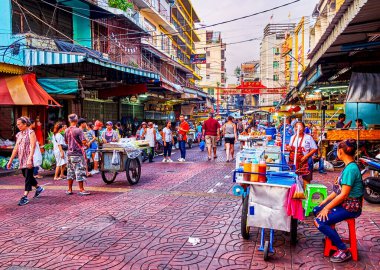 BANGKOK, THAILAND - 23 Nisan 2019: Çin Mahallesi 'nin gece pazarını ziyaret edin ve 23 Nisan' da Bangkok, Tayland 'da Çin ve Tayland yiyecek ve içeceklerini deneyin.