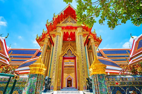 Wat Ratchabophit tapınağının ana girişi, Bangkok, Tayland
