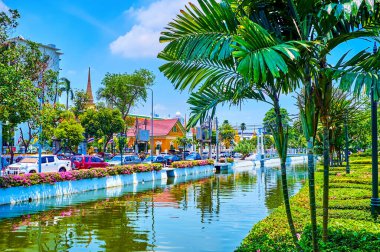 Bangkok, Tayland 'ın eski kesiminde Rop Krung Khlong boyunca uzanan palmiyeli dar bir bahçe.