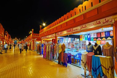 DUBAI, BAE - 6 Mart 2020: Global Village Dubai 'deki Hindistan Pavyonu' ndaki tekstil pazarının renkli kumaşları