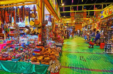 DUBAI, BAE - 6 Mart 2020: 6 Mart 'ta Dubai Global Village Dubai' deki Afrika pavyonunu keşfedin, büyük miktarda otantik eşya - giysi, aksesuarlar, oyuncaklar, el sanatları, Dubai 'de