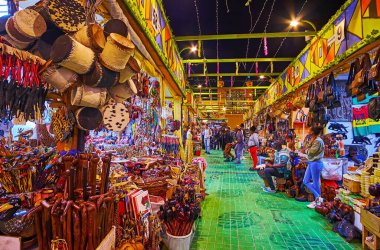 DUBAI, BAE - 6 Mart 2020: 6 Mart 'ta Dubai Global Village Dubai' deki Afrika Pavyonu 'nun el sanatları tezgahları ve geleneksel hatıraları ile birlikte Dubai' de