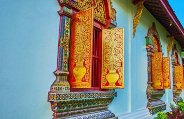 Wat Chiang Man Viharn Salonunun pencere perdeleri. Güzel çiçek desenli, Chiang Mai, Tayland
