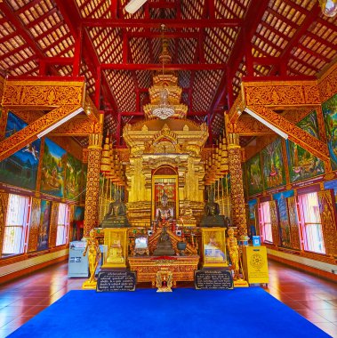 CHIANG MAI, THAILAND - 3 Mayıs 2019 'da Wat Chiang Man' deki Viharn 'ın güzel iç mekanı, özel Buda resimleri içeren yaldızlı mondop ile, 3 Mayıs' ta Chiang Mai 'de