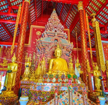 CHIANG MAI, THAILAND - 3 Mayıs 2019 Wat Chiang Man 'da Viharn mihrabında altın Buda resimleri