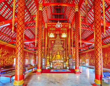 CHIANG MAI, THAILAND - 3 Mayıs 2019: Wat Chiang Man Viharn 'ın içi kırmızı lacquer yaldızlı ve Buda resimleriyle süslenmiş sunak, 3 Mayıs' ta Chiang Mai 'de