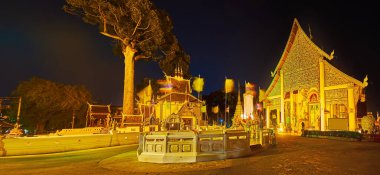 Wat Chedi Luang 'dan Ana Viharn Salonu (Phra Viharn Luang) cephesi, parlak akşam aydınlatmasıyla süslenmiştir, Chiang Mai, Tayland