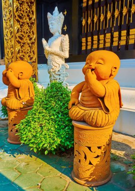 Wat Inthakhin Sadue Muang, Chiang Mai, Tayland 'ın duvarında konuşulmayan kötü bebek Buda heykeli var.