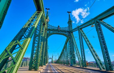 Güzel Özgürlük Köprüsü 'nde yürüyün, parlak yeşil metal detaylarıyla süslenmiş, Budapeşte, Macaristan