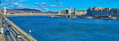 Buda ve Pest 'i birbirine bağlayan manzaralı beyaz Elisabeth Köprüsü Tuna Nehri, Budapeşte, Macaristan' ın farklı kıyılarında yer almaktadır.