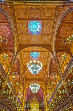 BUDAPEST, HUNGARY - 22 Şubat 2022: Budapeşte 'de 22 Şubat' ta Dohany Sokağı Sinagogu 'nun geleneksel geometrik desenleri, vitray pencereleri ve cam avizeleriyle zenginleştirilmiş tavanı