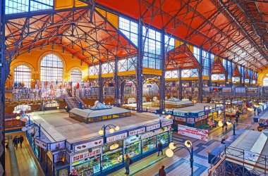 BUDAPEST, HUNGARY - 22 Şubat 2022: Budapeşte 'de 22 Şubat' ta, metal sütunları, tezgah ve dükkanlardan oluşan Merkez Pazar Salonu