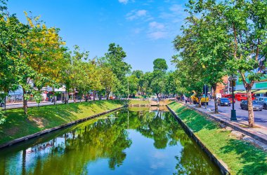 Chiang Mai, Tayland 'ın eski şehir hendeği boyunca uzanan yeşil parkın tadını çıkarın.