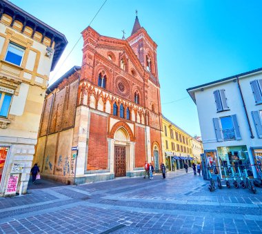 MONZA, ITALY - 11 Nisan 2022: 11 Nisan 'da İtalya' nın Monza kentinde Santa Maria Kilisesi cephesi