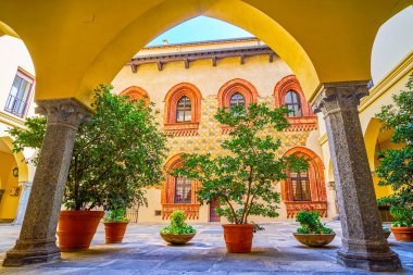 İtalya, Milan 'daki sarayın iç duvarındaki ortaçağ fresklerinde Palazzo Borromeo' nun atari salonlarının manzarası.