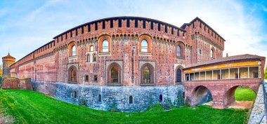 Ortaçağ Sforza Kalesi Panoraması. Derin hendekleri ve Ponticella di Ludovico il Moro, Milan, İtalya