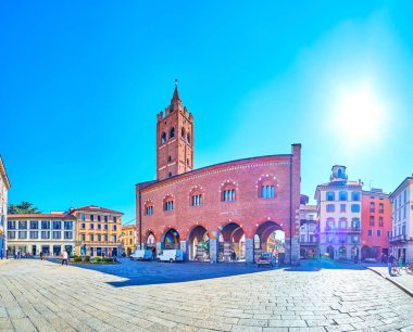 MONZA, ITALY - 11 Nisan 2022: 11 Nisan 'da İtalya' nın Monza kentinde tarihi belediye binası olan ortaçağ Monza kasabasının panoraması