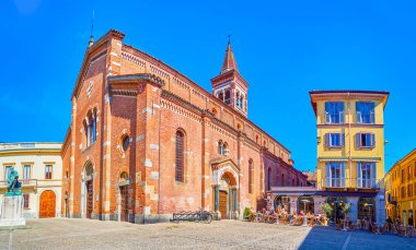 Monza, İtalya - 11 Nisan 2022: Chiesa di San Pietro Martire Kilisesi Panoraması, 11 Nisan 'da İtalya' nın Monza kentinde