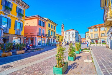 MONZA, ITALY - 11 Nisan 2022: Renkli şehir evleri olan ortaçağ Monza kasabası, 11 Nisan 'da İtalya' nın Monza kentinde