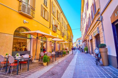 MONZA, ITALY - 11 Nisan 2022: 11 Nisan 'da İtalya' nın Monza kentinde orta yaya sokağı Via Carlo Alberto boyunca açık masalı küçük kafeler