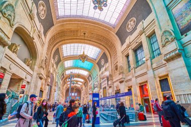 MILAN, ITALY - 11 Nisan 2022: Milano Centrale tren istasyonunun aşırı kalabalık ana galerisi 11 Nisan 'da İtalya' nın Milano kentinde Art Deco tarzında tamamlandı.