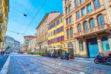 MILAN, ITALY - 11 Nisan 2022: Corso Magenta, 11 Nisan 'da İtalya' nın Milano kentinde tarihi konakları bulunan merkez ilçenin ana caddelerinden biridir.