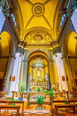 MILAN, ITALY - 11 Nisan 2022: San Giuseppe Kilisesi Sunağı, 11 Nisan 'da İtalya' nın Milano kentinde