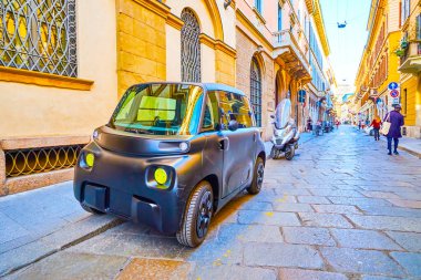İtalya 'nın Milano kentindeki Brera ilçesinde caddede bulunan kompakt EV (elektrikli araba) Citroen AMI
